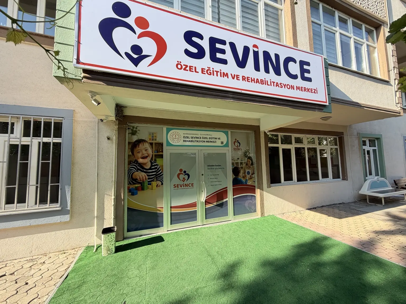 Sevince Özel Eğitim ve Rehabilitasyon Merkezi bahçe girişi